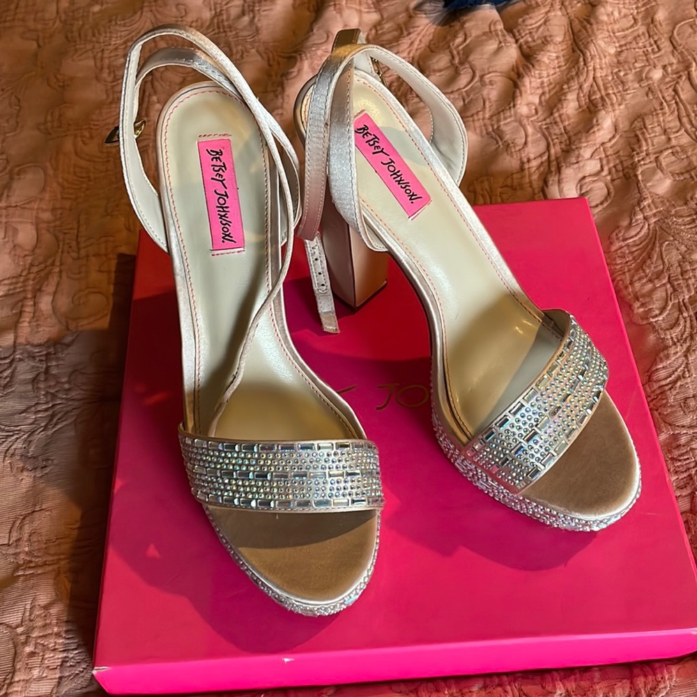 Betsey Johnson Platforms Sz 8